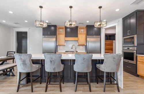 Afton House | Luxurious Lakefront 7-bedroom house on Monkey Island, waterfront, boat slip