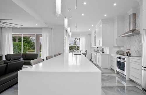 Naples House | Luxurious Lakefront Spanish Villa-4BR with pool, golf courses, 15 mins to beach