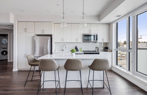 Southwest Calgary Apartment | Luxurious Living MINUTES From DT! 2 Bed 2 Bath