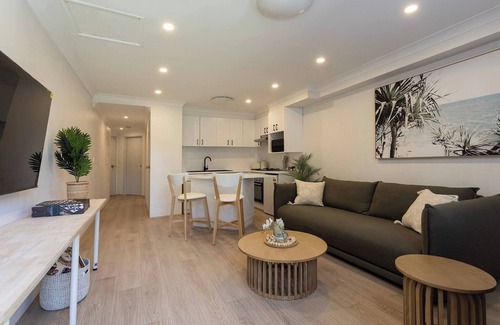 Manly Apartment | Luxurious Manly Retreat with Beachside Bliss