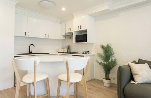 Manly Apartment | Luxurious Manly Retreat with Beachside Bliss