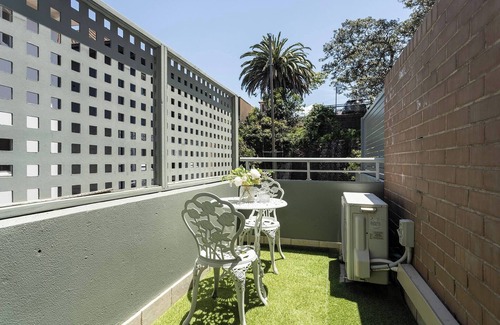 Manly Apartment | Luxurious Manly Retreat with Beachside Bliss