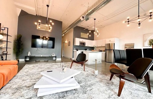 Near South Side Apartment | Luxurious McCormick Place 6 bed/3 bath Suite for groups with optional parking