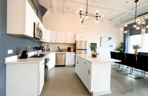 Near South Side Apartment | Luxurious McCormick Place 6 bed/3 bath Suite for groups with optional parking