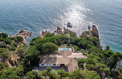 Sant Feliu de Guixols Villa | Luxurious Mediterranean villa in front of the sea overlooking the bay of Sant Pol.