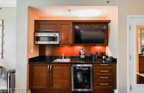 Las Vegas Condo | Luxurious MGM Signature Studio: Jet Tub, Free Valet, Skyline Views & Treats