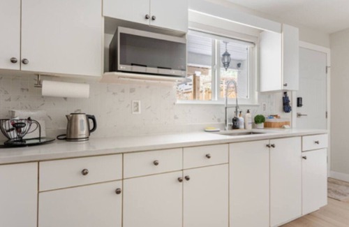 Burke Mountain House | Luxurious & Modern 2 Bedroom private Suite in Coquitlam sleeps 6 guests.