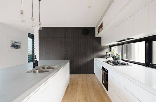 Ewingsdale House | Luxurious modern family home w/pool & spacious gardens, 7 minutes to the beach!