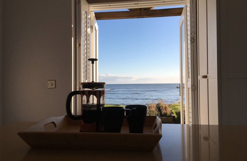 Boulmer Cottage | Luxurious & modern family retreat - on the beach! Now with wood-burning stove!