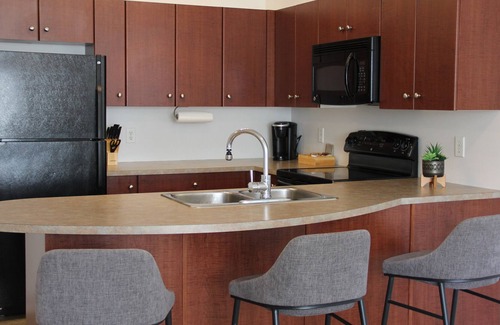 Quail Ridge Condo | Luxurious Modern Pool-View 2/Bedroom 2/Bath Condo At Pinnacle Pointe Resort