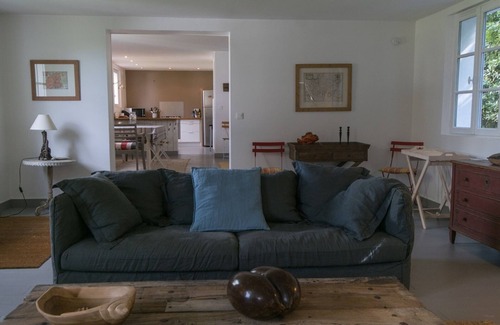 Le Palais House | Luxurious New Home near Beach - 4BR, Garden, BBQ, Fireplace, WiFi, 3* Rating