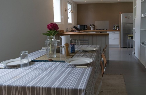 Le Palais House | Luxurious New Home near Beach - 4BR, Garden, BBQ, Fireplace, WiFi, 3* Rating