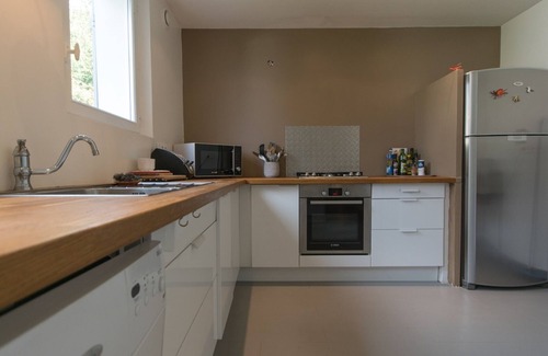 Le Palais House | Luxurious New Home near Beach - 4BR, Garden, BBQ, Fireplace, WiFi, 3* Rating