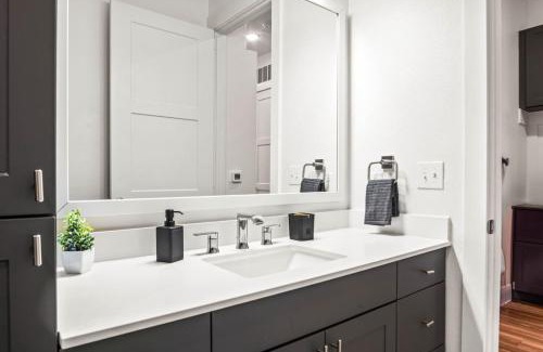 West Oak Hill Apartment | Luxurious New Unit 1Bd1Ba Pool, Golf Sim