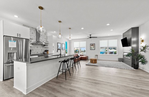 Northeast Virginia Beach House | Luxurious Ocean View Condo w/Rooftop Deck | Modern, Spacious, & Prime Location!