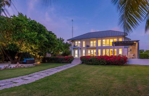 Grand Harbour Villa | Luxurious Oceanfront El Oceano