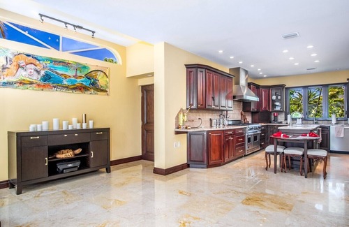 Venetian Shores House | "Luxurious Open Bay Retreat: Expansive Dockage & Private Pool Oasis!