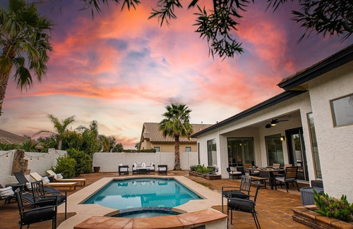 Seville House | Luxurious Palms Gilbert! Heated Pool/Spa! Sleeps 9! Dog Friendly.