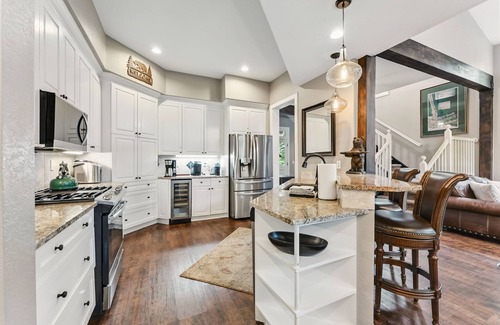 Peak 8 House | Luxurious Peak 8 Lodge 4BDR Near Slopes w/Private Hot Tub