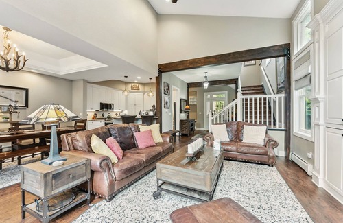 Peak 8 House | Luxurious Peak 8 Lodge 4BDR Near Slopes w/Private Hot Tub