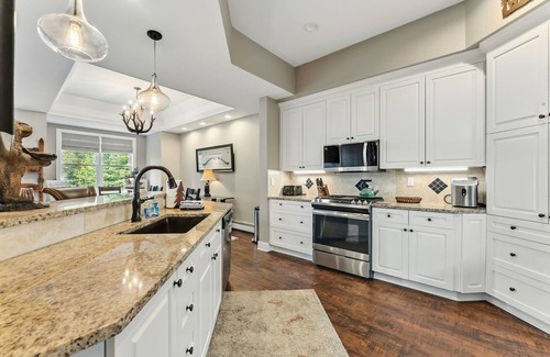 Peak 8 House | Luxurious Peak 8 Lodge 4BDR Near Slopes w/Private Hot Tub