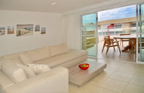 Porto das Dunas Condo | Luxurious penthouse with 2 suites, living room, balcony, jacuzzi and barbecue