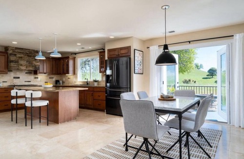 Drytown House | Luxurious, pet friendly, wine country retreat in California’s Gold County.