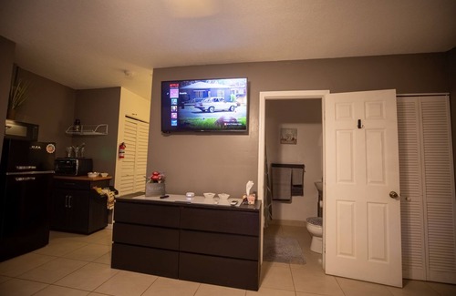 Port Saint Lucie Cottage | Luxurious Pool Cottage Sleep 2
