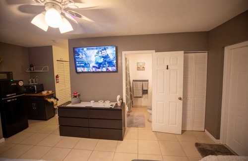 Port Saint Lucie Cottage | Luxurious Pool Cottage Sleep 2