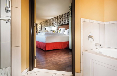 Lower Queen Anne Hotel | Luxurious Prima Donna Suite with Two King Beds in the Heart of Seattle