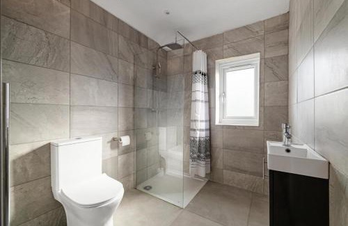 Lutterworth Apartment | Luxurious Relaxing 5 Bed House for great comfort