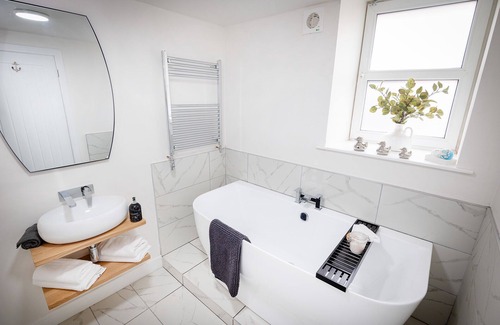 Whitehaven House | Luxurious Room & En-suite Bath
