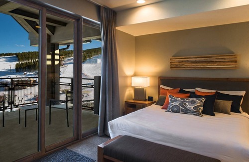 Peak 8 Resort | Luxurious ski in/out 1 Bed/1.5 bathroom at Grand Colorado Peak 8