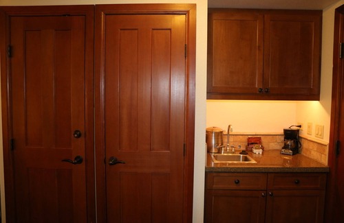 Olympic Valley Condo | Luxurious, spacious studio ski in/out at the Resort at Squaw Creek. Sleeps 2-3.