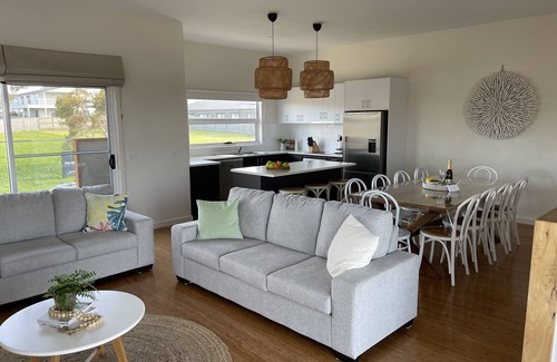 Cowes House | Luxurious, Spacious Beach House with ocean views - enough space for 2-3 families