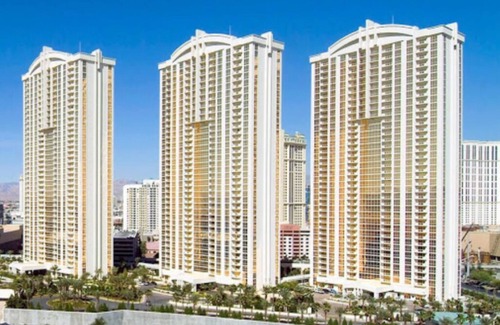 Las Vegas Condo | Luxurious Suite with Pool View and Walking Distance from The Las Vegas Strip!