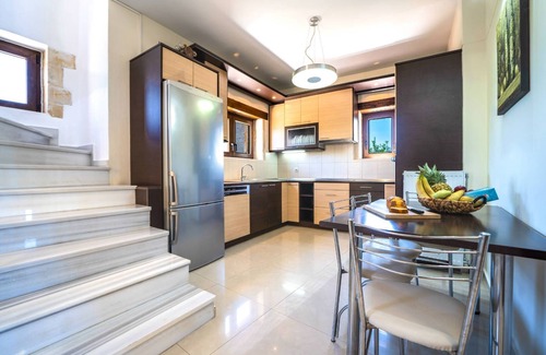 Asteri Villa | Luxurious two-storey house built in a farm