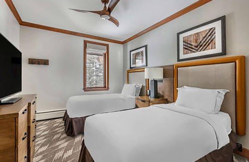 Four O'Clock Hotel | Luxurious Valdoro Mountain Lodge. Cozy 3 bedroom and 3 bath (sleeps 8)