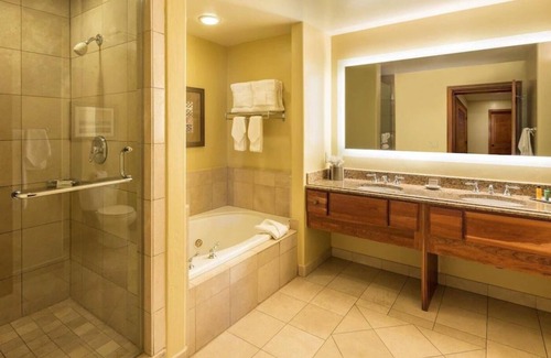 Four O'Clock Hotel | Luxurious Valdoro Mountain Lodge. Cozy 3 bedroom and 3 bath (sleeps 8)