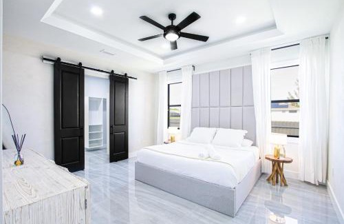 Mariner Villa | Luxurious Waterfront Home with Heated Pool and Jacuzzi