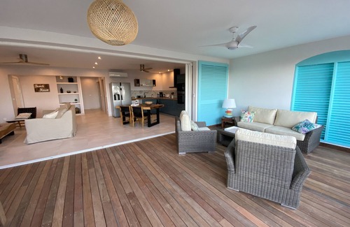 Orient Bay Apartment | Luxurious waterfront Grand T3 on the beach of Orient Bay, swimming pool