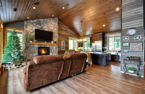 Ridgefield Cabin | Luxurious Waterfront Retreat w/Private Pond!