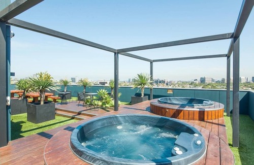 South Yarra Apartment | Luxurious with great city views, free Private parking & fast internet