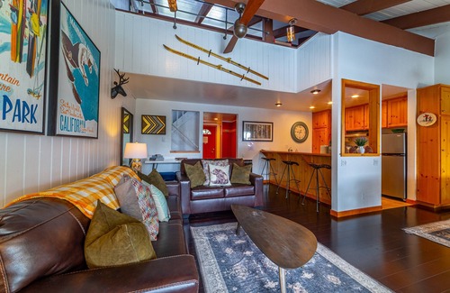 Mammoth Lakes Condo | Luxury 1+Loft Pet Friendly Mtn Retreat with Views!