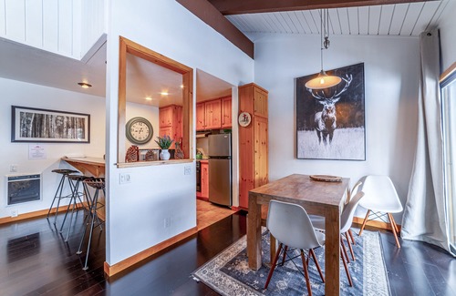 Mammoth Lakes Condo | Luxury 1+Loft Pet Friendly Mtn Retreat with Views!