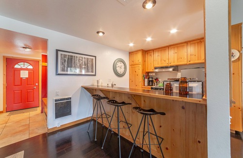 Mammoth Lakes Condo | Luxury 1+Loft Pet Friendly Mtn Retreat with Views!