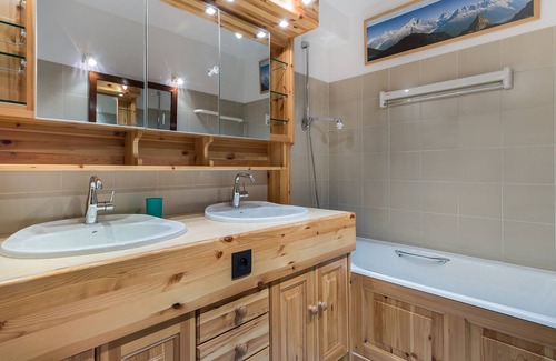 Val-d'Isere Apartment | Luxury 115m² Apartment in Central Val d'Isère, Sleeps 9, Near Ski Lifts