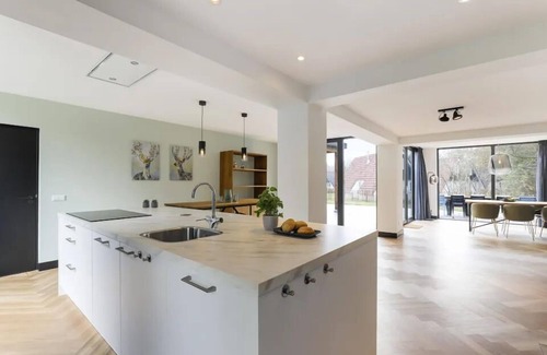 Gramsbergen House | Luxury 12-person villa with canal view, 6 bedrooms, 3 bathrooms, fenced garden and designer kitchen at Holiday Park ’t Hooge Holt.