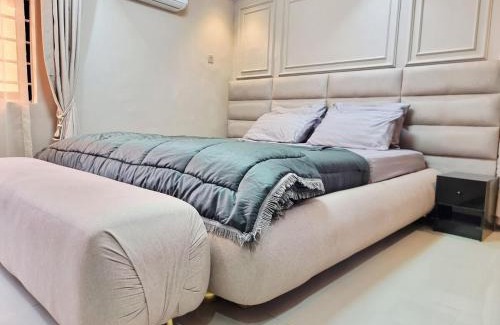 Lagos Ski Chalet | Luxury 1bed guest house with private garden in Magodo