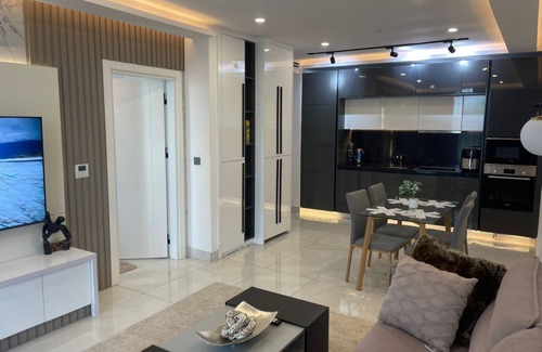Accra Apartment | Luxury 1BR apartment with Airport View and Infinity pool on rooftop.